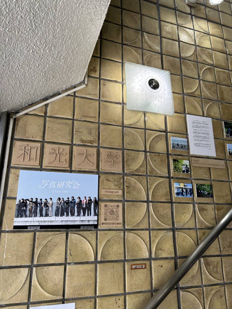 フジヤカメラ店横の階段に並ぶ写真研究会の展示